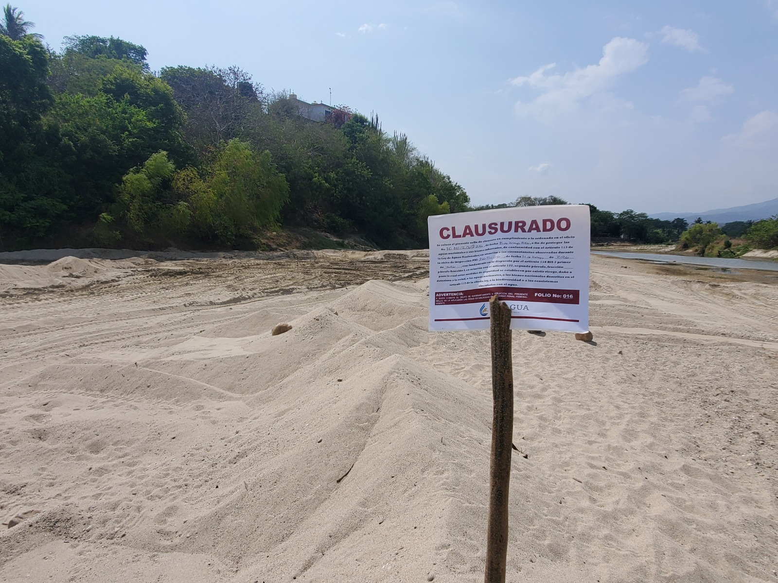 Clausura Conagua banco ilegal de materiales pétreos en el río Colotepec, Oaxaca.   